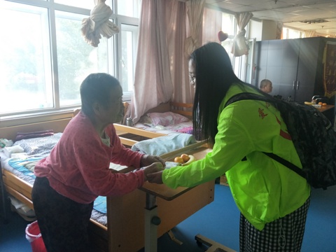 永利304官网唯一爱心帮扶团中秋慰问老人活动圆满结束_ .jpg